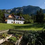 The Woodland Nook - Comfort Two Bedroom With Balcony Apartman