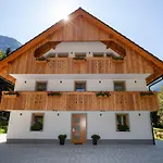 Apartman The Woodland Nook - Comfort Two Bedroom With Balcony *