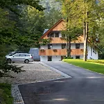 The Woodland Nook - Comfort Two Bedroom With Balcony Apartment Bohinj
