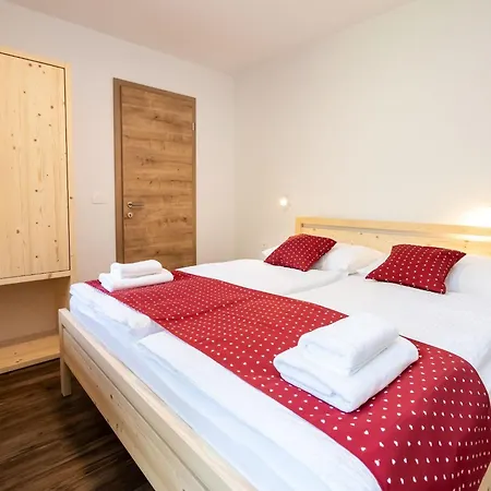 The Woodland Nook - Comfort Two Bedroom With Balcony