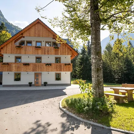 The Woodland Nook - Comfort Two Bedroom With Balcony *